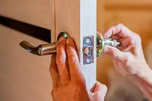 Установка дверной ручки в Москве