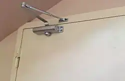 Установка доводчиков недорого в Москве