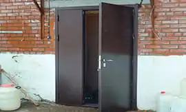 Установка двухстворчатой железной двери