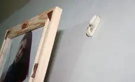 Повесить карнизу на крючок-паучок