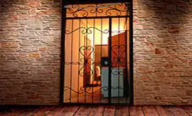 Установка решетчатой железной двери